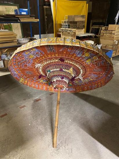 CHINE, fin XIXe, début XXe.
Grand parasol...