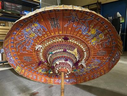 CHINE, fin XIXe, début XXe.
Grand parasol...