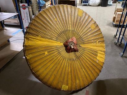 CHINE, fin XIXe, début XXe.
Grand parasol...