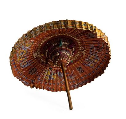 CHINE, fin XIXe, début XXe.
Grand parasol...