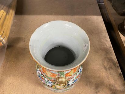 CHINE, CANTON, fin XIXe, début XXe.
Vase...