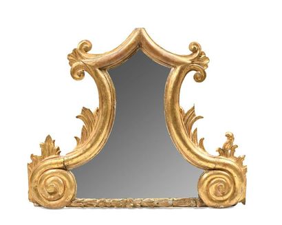 Miroir échancré en bois sclupté et doré à...