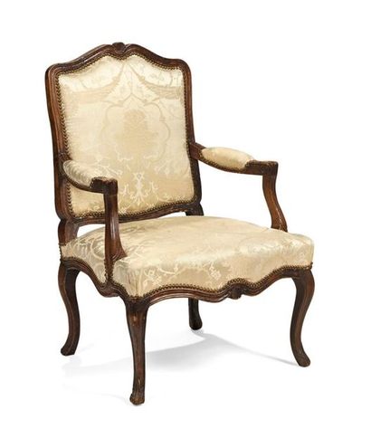 Fauteuil à la Reine en hêtre mouluré et sculpté,...