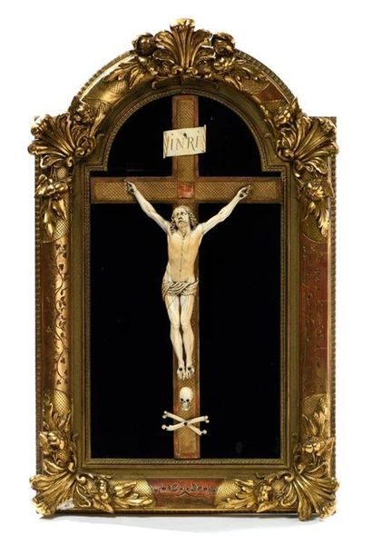 Important crucifix en ivoire sculpté présenté...