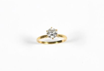 Bague solitaire en or jaune 18K centrée d'un...