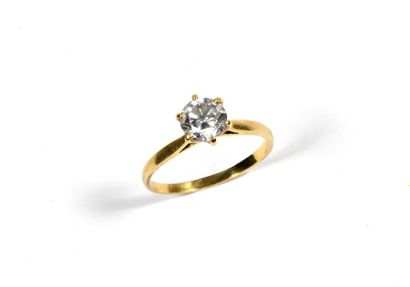 Bague solitaire en or jaune 18K centrée d'un...
