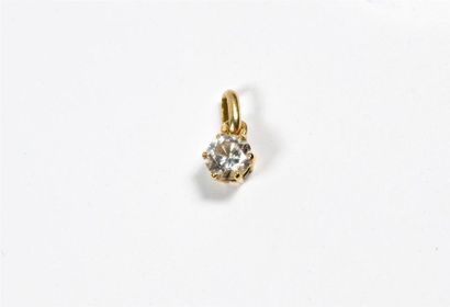 Pendentif en or jaune 18K centré d'un diamant...