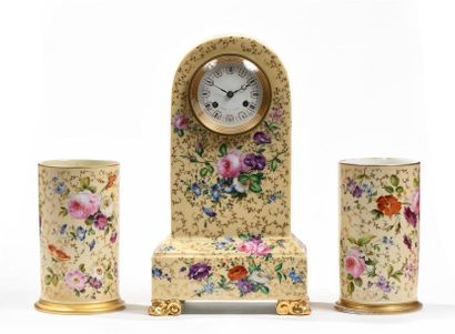 Garniture de cheminée en porcelaine polychrome...