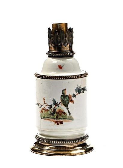 Petite lampe à pétrole en porcelaine tendre...