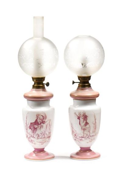 BACCARAT, fin XIXe.
Paire de lampes en opaline...