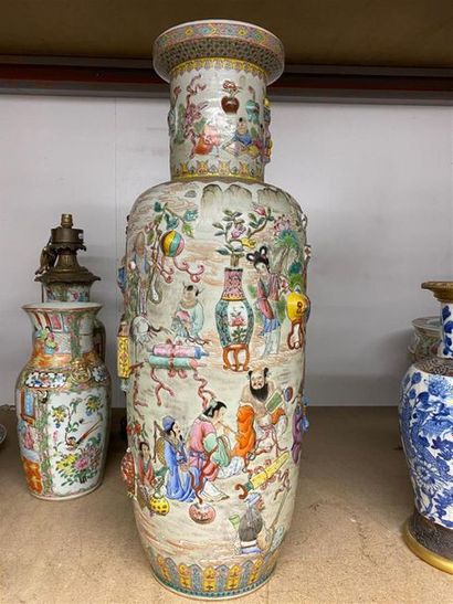 CHINE, XXe.
Important vase rouleau en porcelaine...