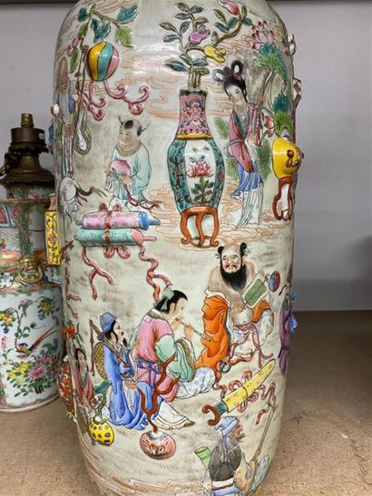 CHINE, XXe.
Important vase rouleau en porcelaine...