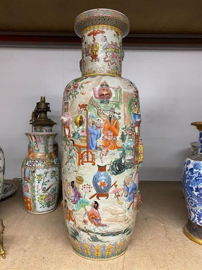 CHINE, XXe.
Important vase rouleau en porcelaine...
