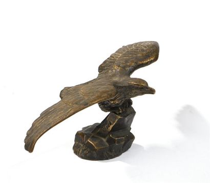 Mascotte automobile en bronze patiné figurant...