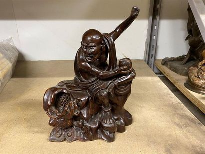 CHINE, XXe.
Statuette de Luohan en bois sculpté,...