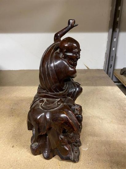 CHINE, XXe.
Statuette de Luohan en bois sculpté,...