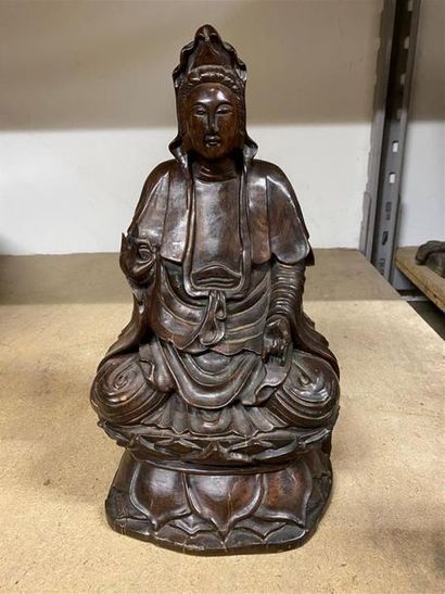 CHINE, XXe.
Statuette de Guanyin en bois...