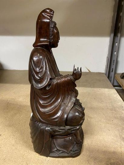 CHINE, XXe.
Statuette de Guanyin en bois...