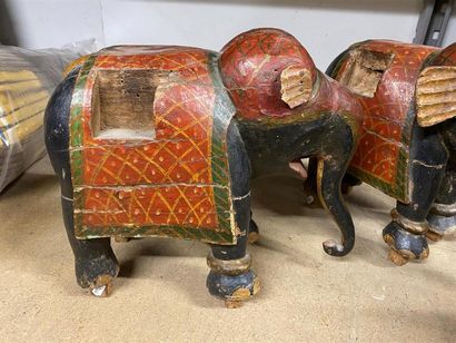 INDE, fin XIXe.
Deux éléphants d'ornementation...