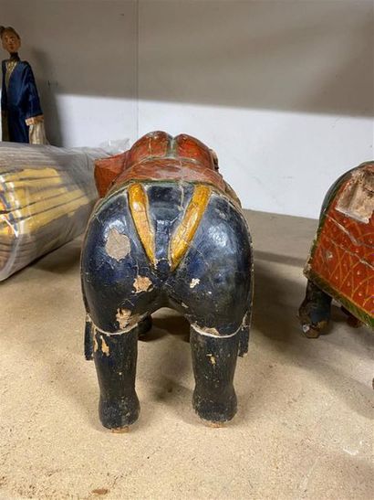 INDE, fin XIXe.
Deux éléphants d'ornementation...