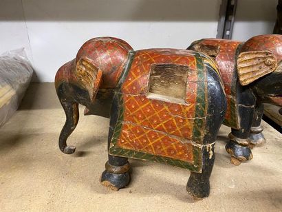 INDE, fin XIXe.
Deux éléphants d'ornementation...