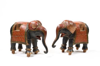 INDE, fin XIXe.
Deux éléphants d'ornementation...