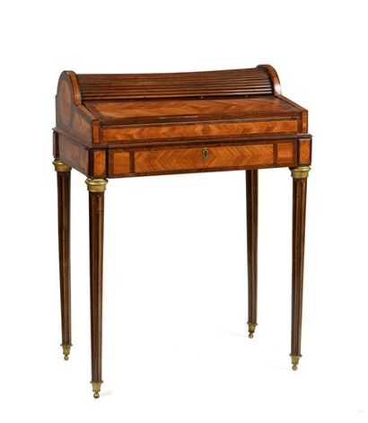 Petit bureau à système en placage toutes...