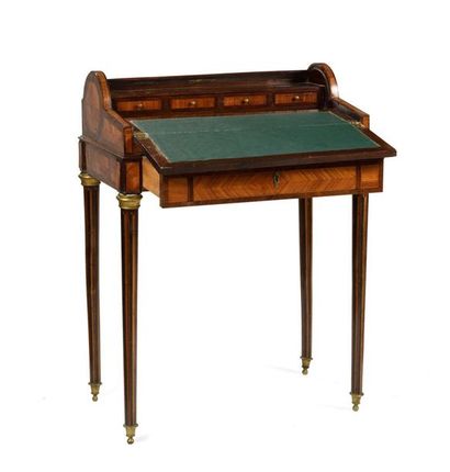 Petit bureau à système en placage toutes...