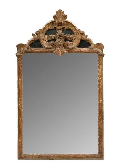 Miroir en bois sculpté, stuqué et anciennement...