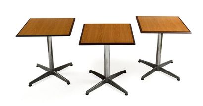 ARTIFORT.
Suite de trois tables à plateau...