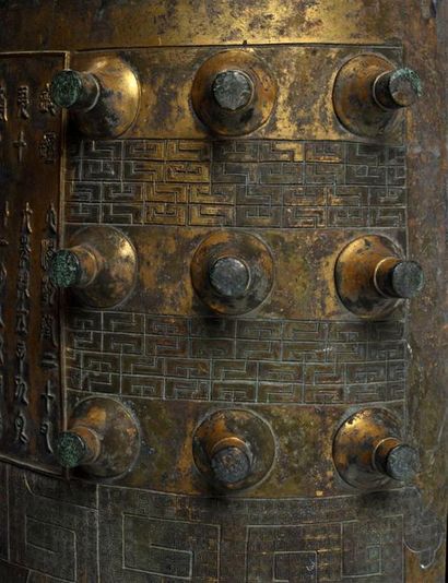 CHINE, début XXe.
Importante cloche en bronze,...