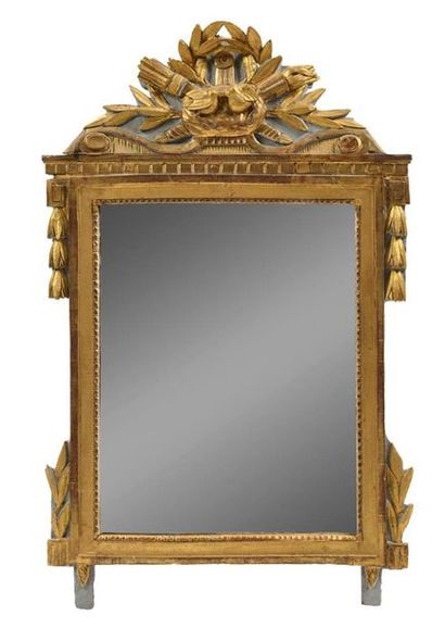 Miroir en bois sculpté, stuqué et doré à...
