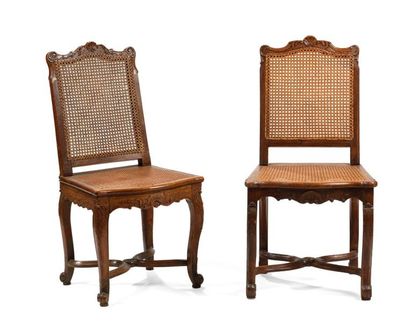 Paire de chaises cannées en bois mouluré...