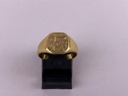Chevalière en or jaune 18K chiffrée AG.
Poids...