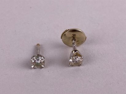 Paire de clous d'oreille en or gris 18K ou...