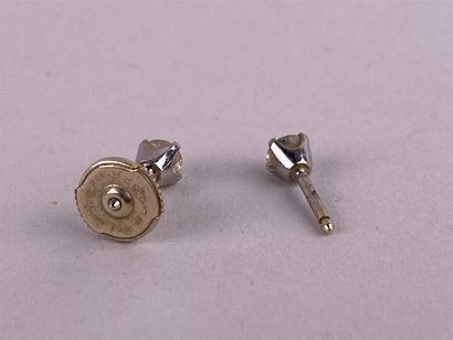 Paire de clous d'oreille en or gris 18K ou...