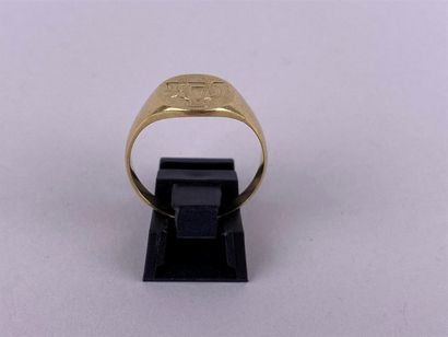 Chevalière en or jaune 18K chiffrée AG.
Poids...