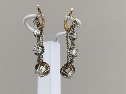 Paire de dormeuses en or jaune et gris 18K...