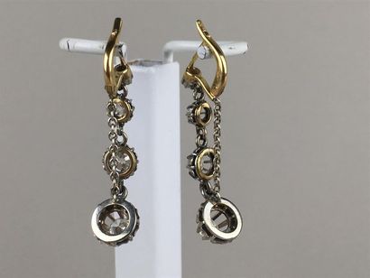Paire de dormeuses en or jaune et gris 18K...