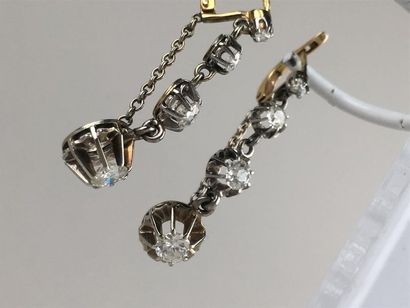 Paire de dormeuses en or jaune et gris 18K...