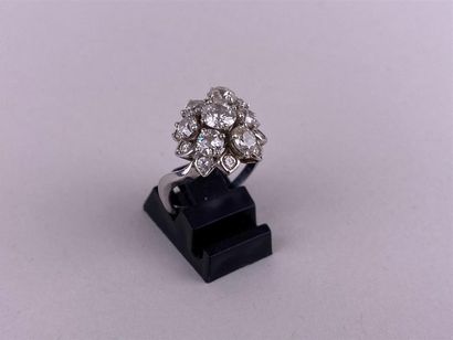 Bague fleur en or gris 18K centrée d'un diamant...