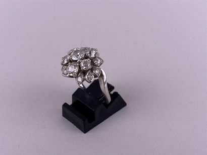 Bague fleur en or gris 18K centrée d'un diamant...