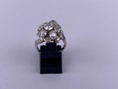 Bague fleur en or gris 18K centrée d'un diamant...