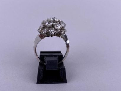 Bague fleur en or gris 18K centrée d'un diamant...