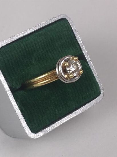 Bague solitaire en or jaune et gris 18K ornée...