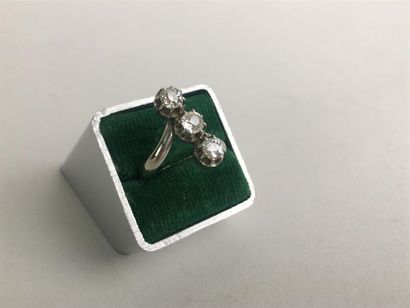 Bague en or gris 18K ornée de 3 petits diamants...