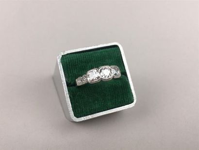 Bague en platine ornée de trois diamants...