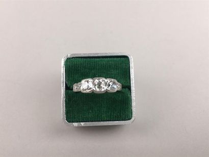 Bague en platine ornée de trois diamants...