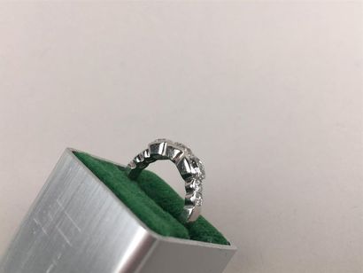 Bague en platine ornée de trois diamants...