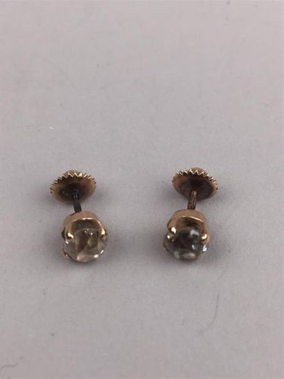 Paire de clous en or jaune 18K ornés de diamants...